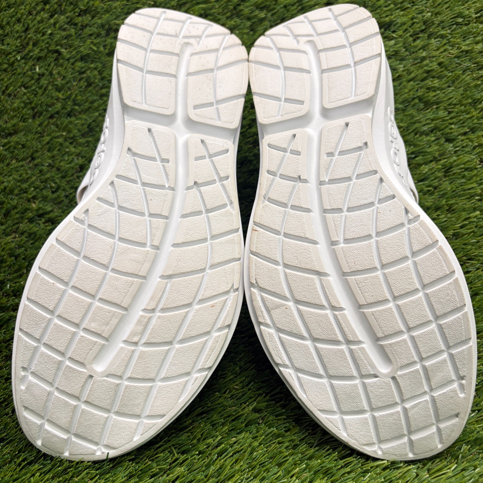 OOFOS OOmg eeZee Low Womens Size 11 White Casual Walking Slip On Recovery Shoes