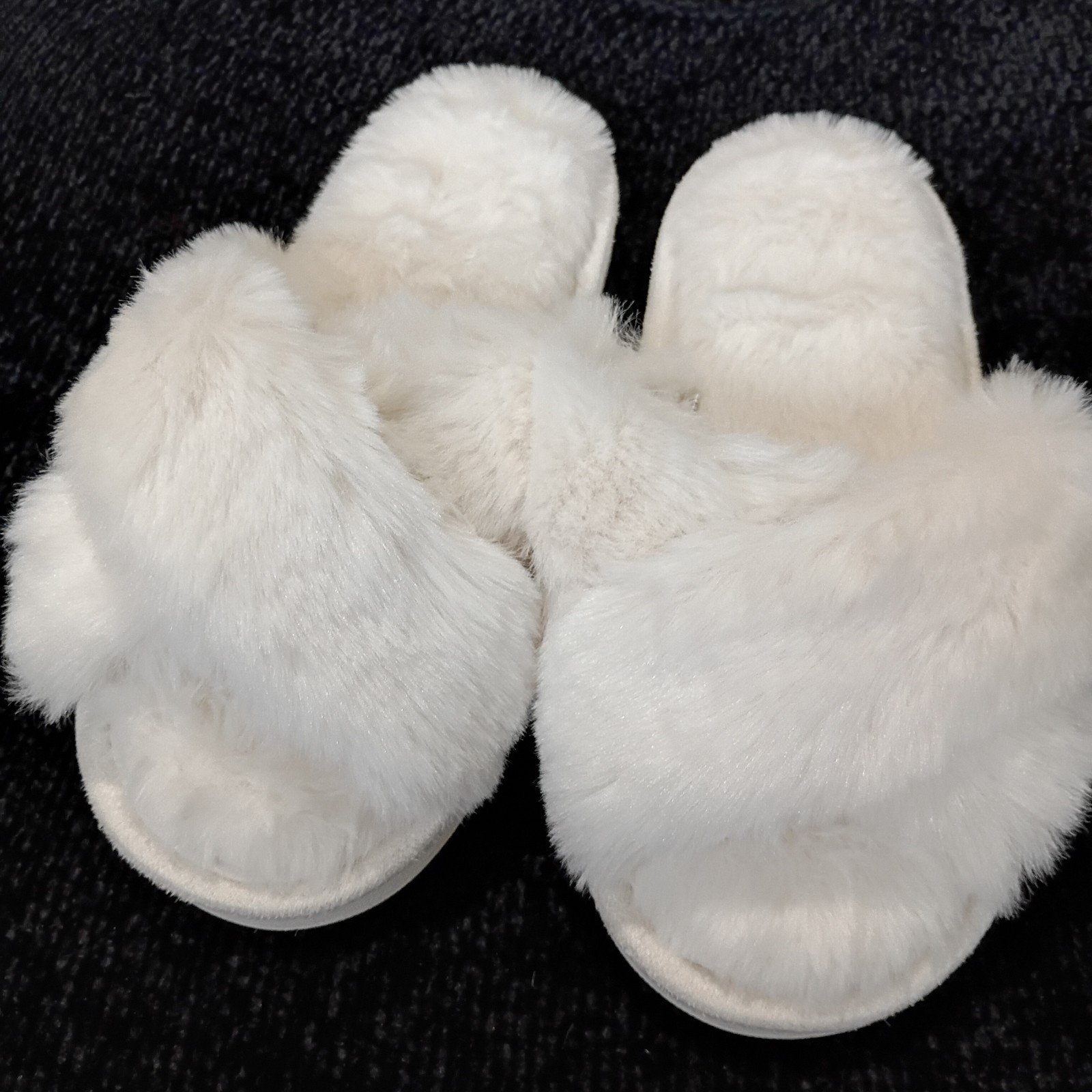 Women’s White Furry Open Toed Slippers Size 36/37 (US 6/6.5)