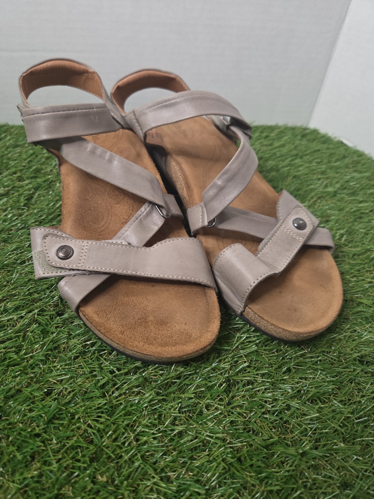 Taos Trulie Sandals Women Size 8/8.5 Leather Woven Strappy Wedge Comfort Stone