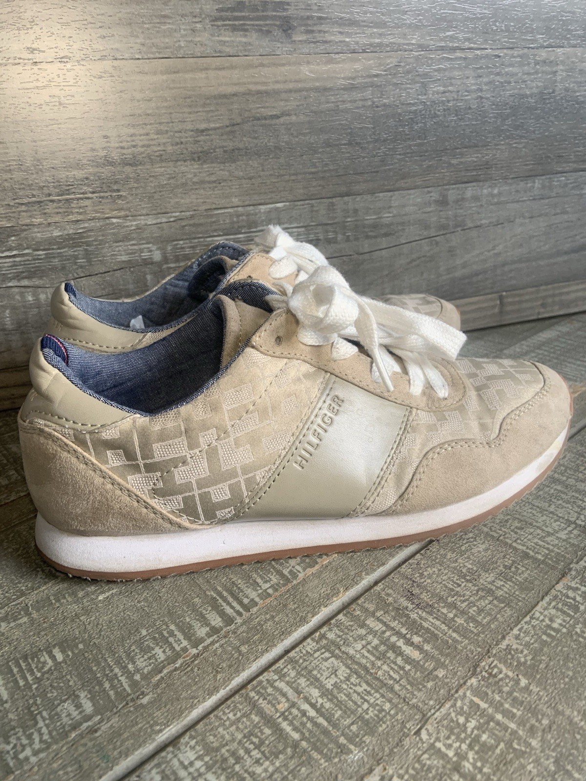 Tommy Hilfiger Women’s Sneakers Lace Up Shoes Size 7.5 Tan Low Tops Sporty Run