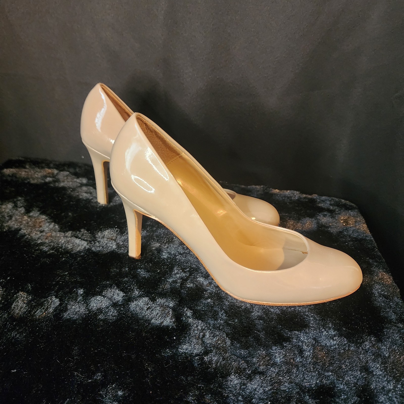 Ann Taylor Nude Size 7M Heels ** Please see Description**