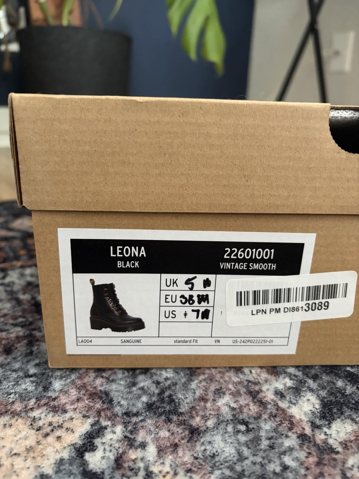 NEW Dr. Martens Leona Black Vintage Smooth Leather Lace-Up Ankle Boots US 7