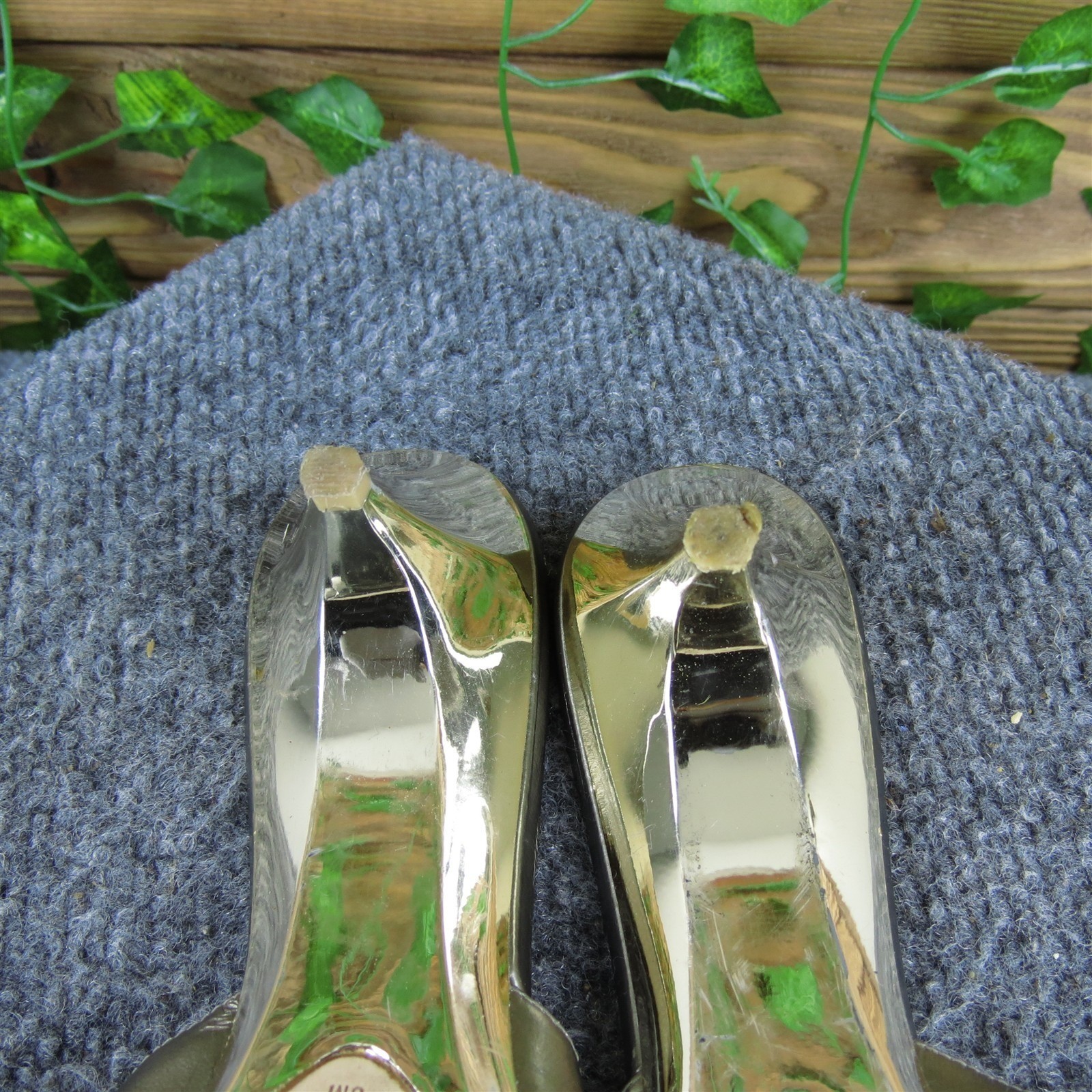 Via Spiga Women’s Jeweled Slide Gold Leather Sz 6 Medium Used 2025