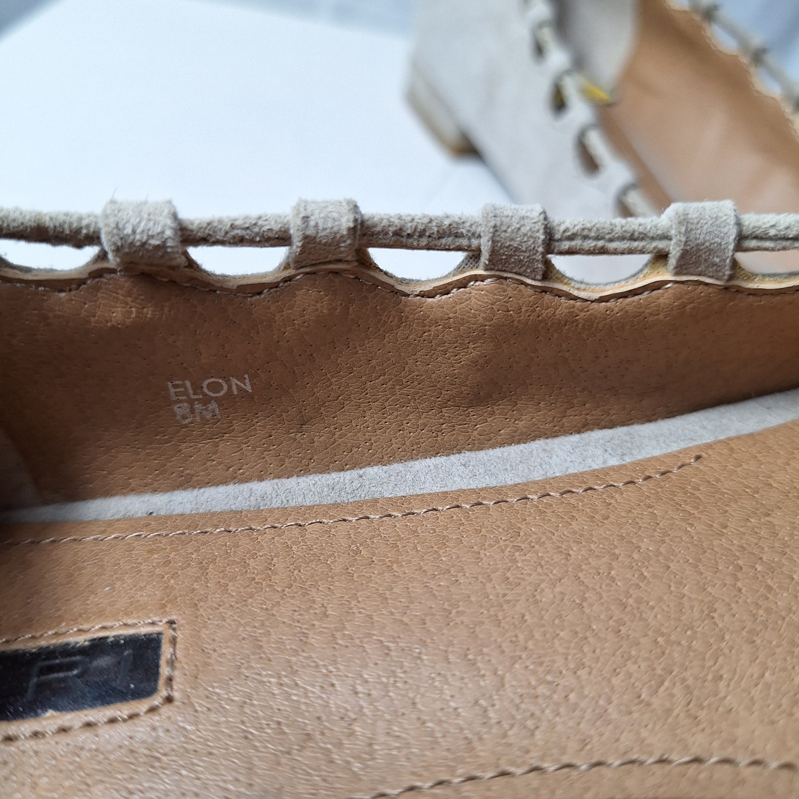 TAHARI «Elon» Suede Ballet Flat Sz 8M Taupe Scalloped Edge Front Bow Pointed Toe