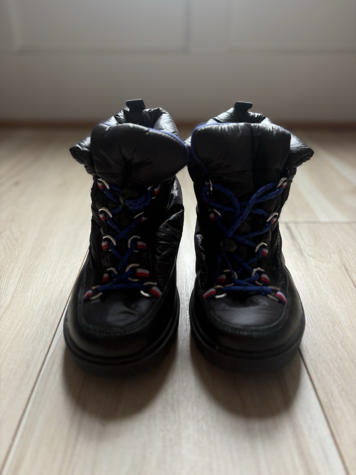 Tommy Hilfiger Women’s Winter Snow Boots Black Blue Lace Up Puffer Size 6M