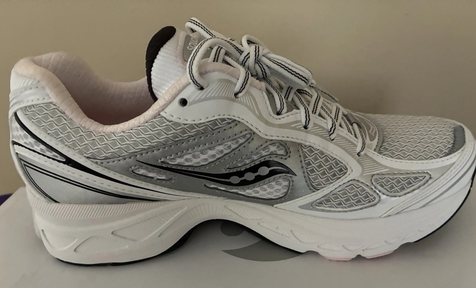 NIB Sz 7.5M Saucony Progrid Guide 7 White/Pink Women’s Running Shoes