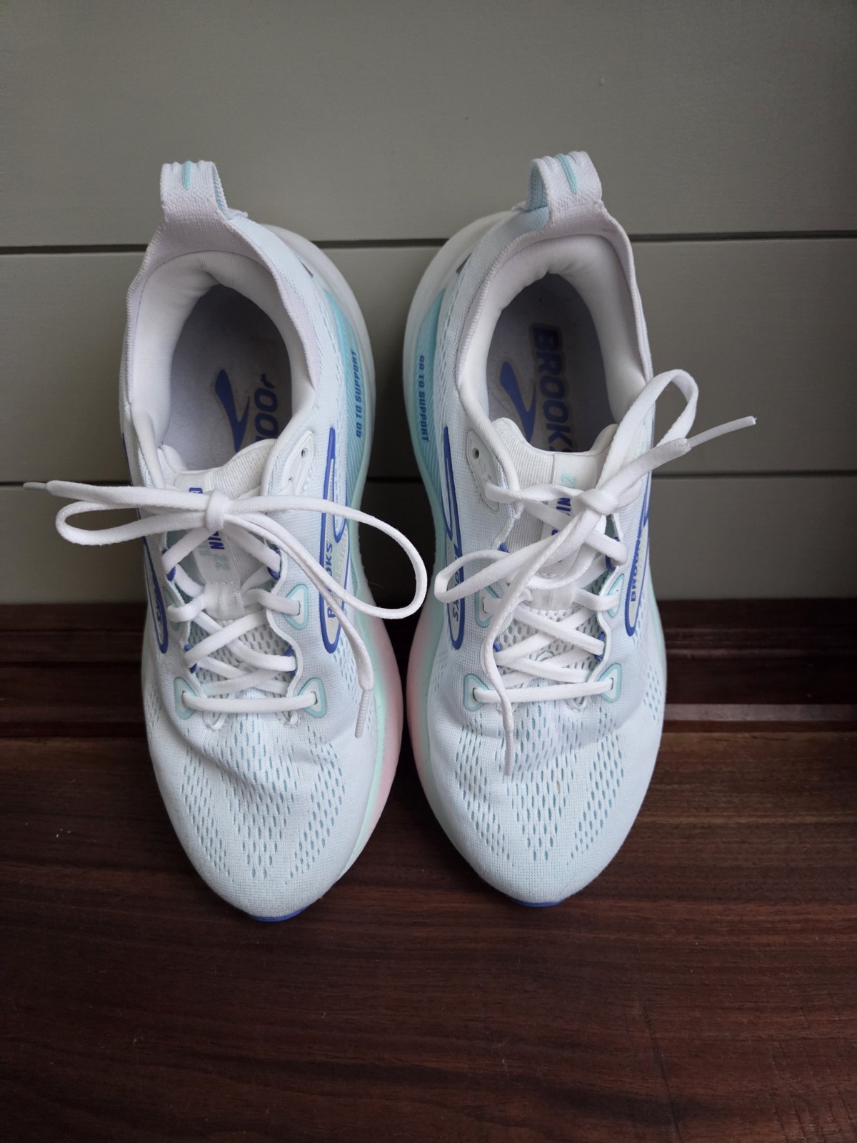 Brooks Glycerin GTS Women’s Lace-Up Low Top Running Sneaker White Blue Mint