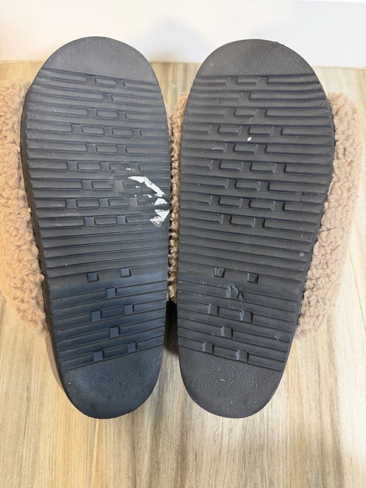 ROAM Fuzzy Platform Slides Slippers Taupe Womens 10 Preppy Casual Travel Comfort