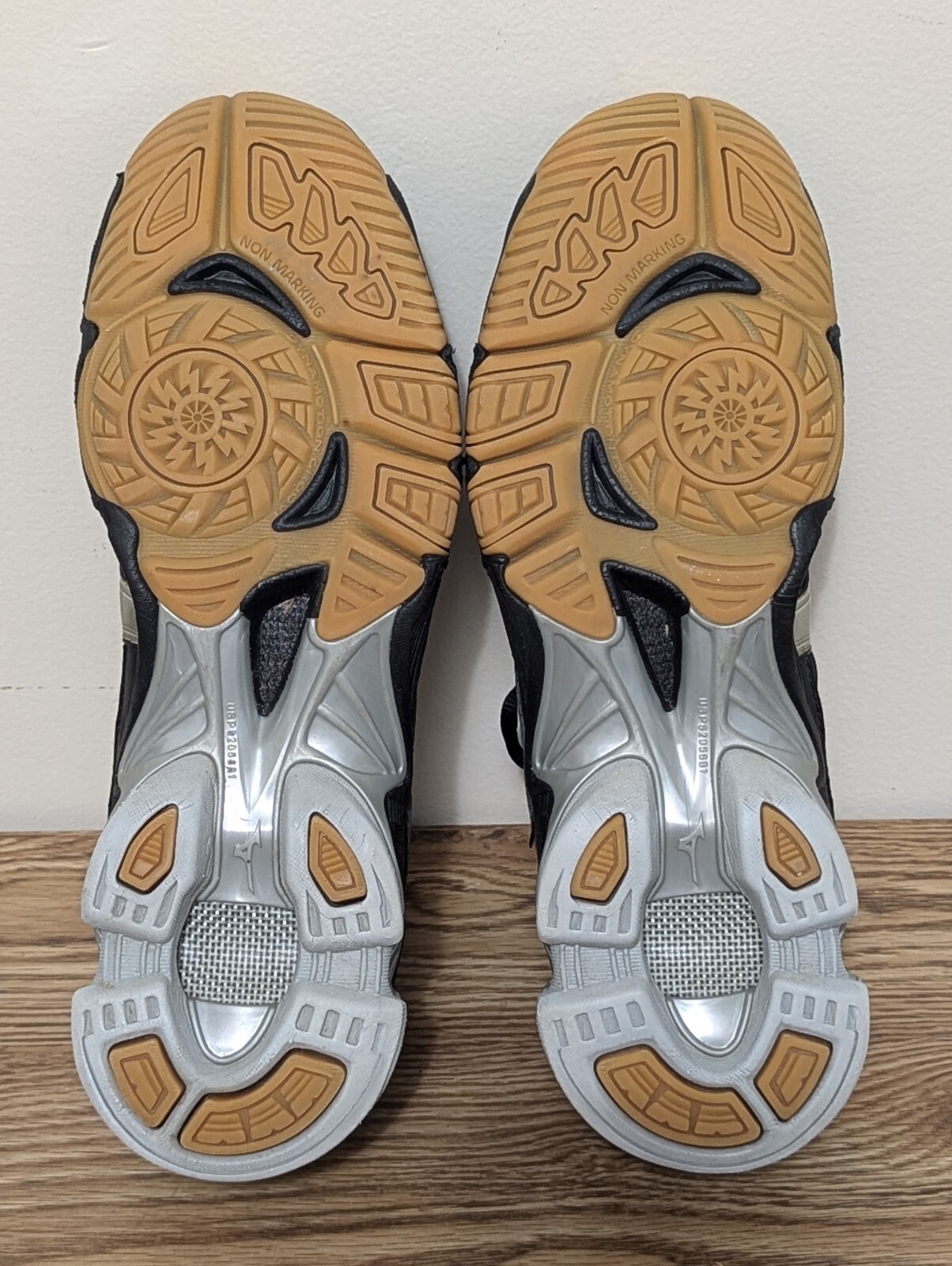 Mizuno Women’s Wave Bolt 6 Volleyball Shoes Black/Silver Size 10