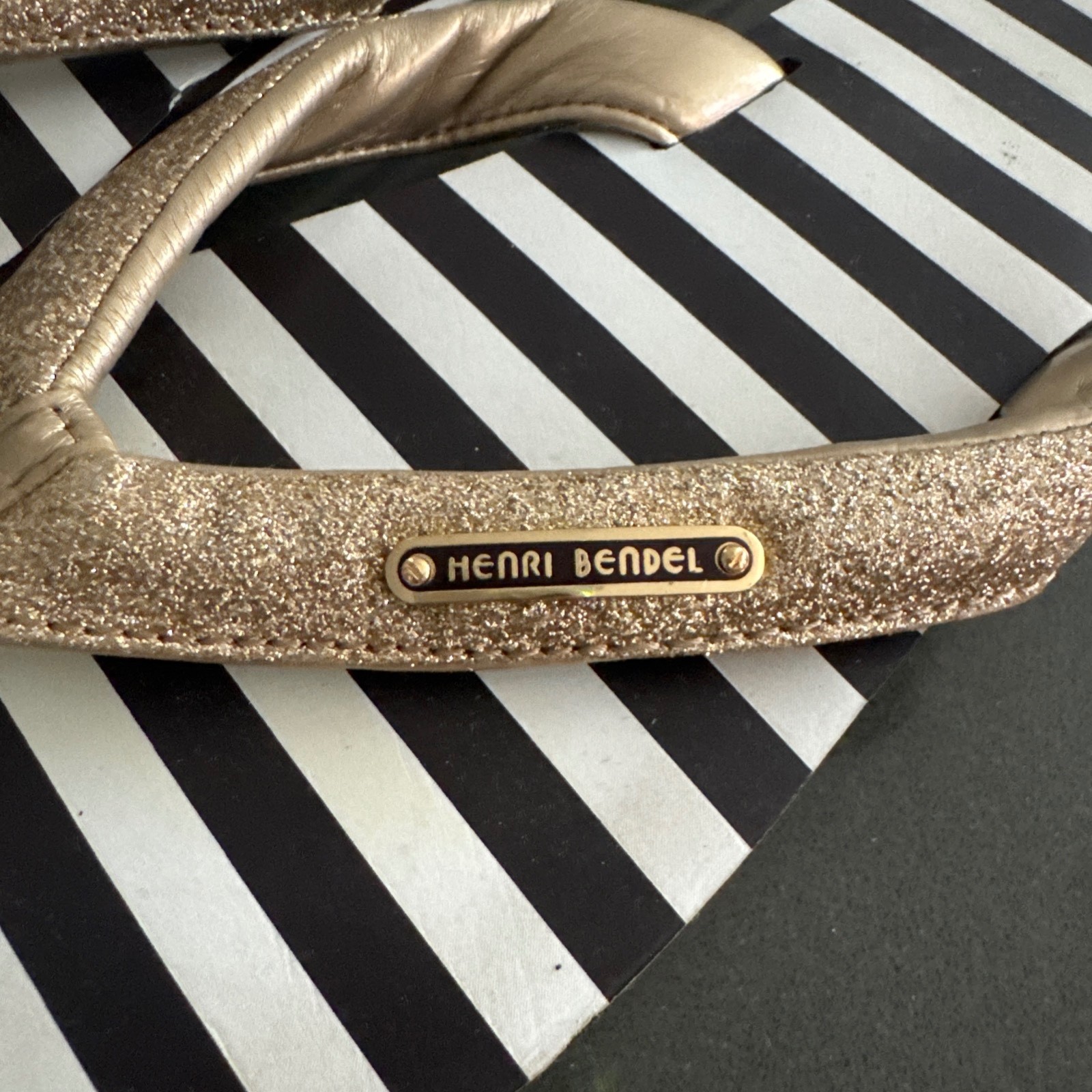 NEW Vtg Henri Bendel Signature GOLD Brown White Striped Flip Flops SZ 9/10 w/Bag