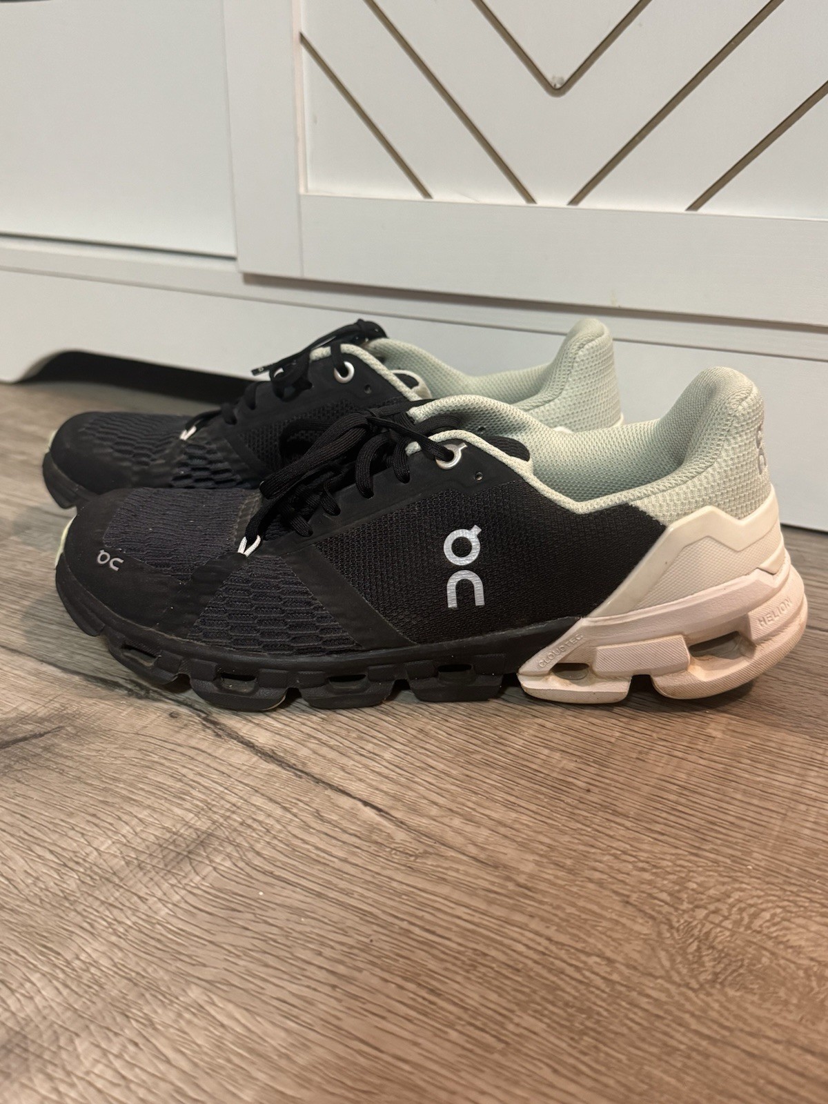 On Cloud Cloudflyer Women’s Size 8 Running Sneakers Black White Mint READ