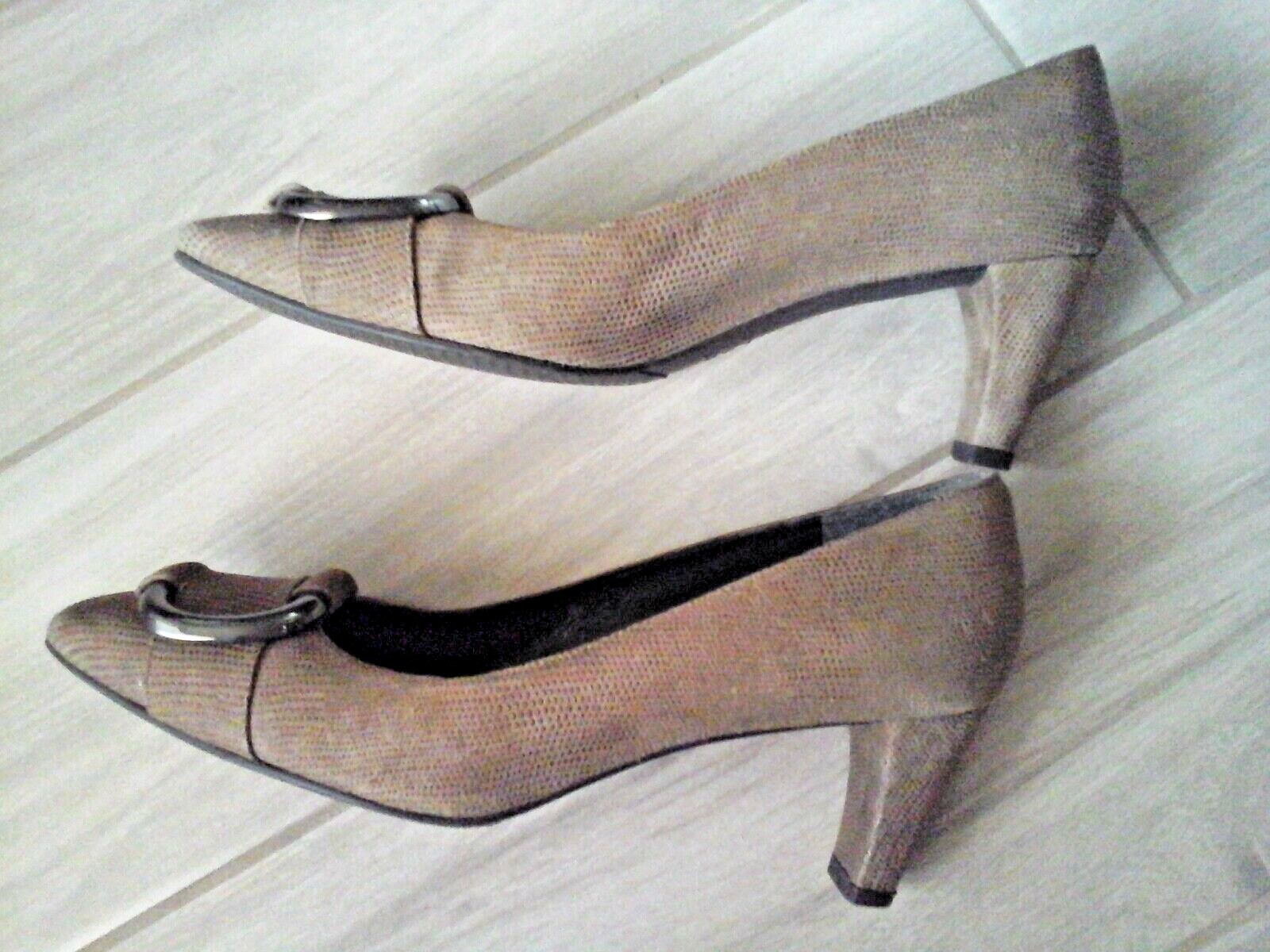 Stuart Weitzman Textured Solid Brown Leather 2.5 in Mid Heel Pump Size 7.5M