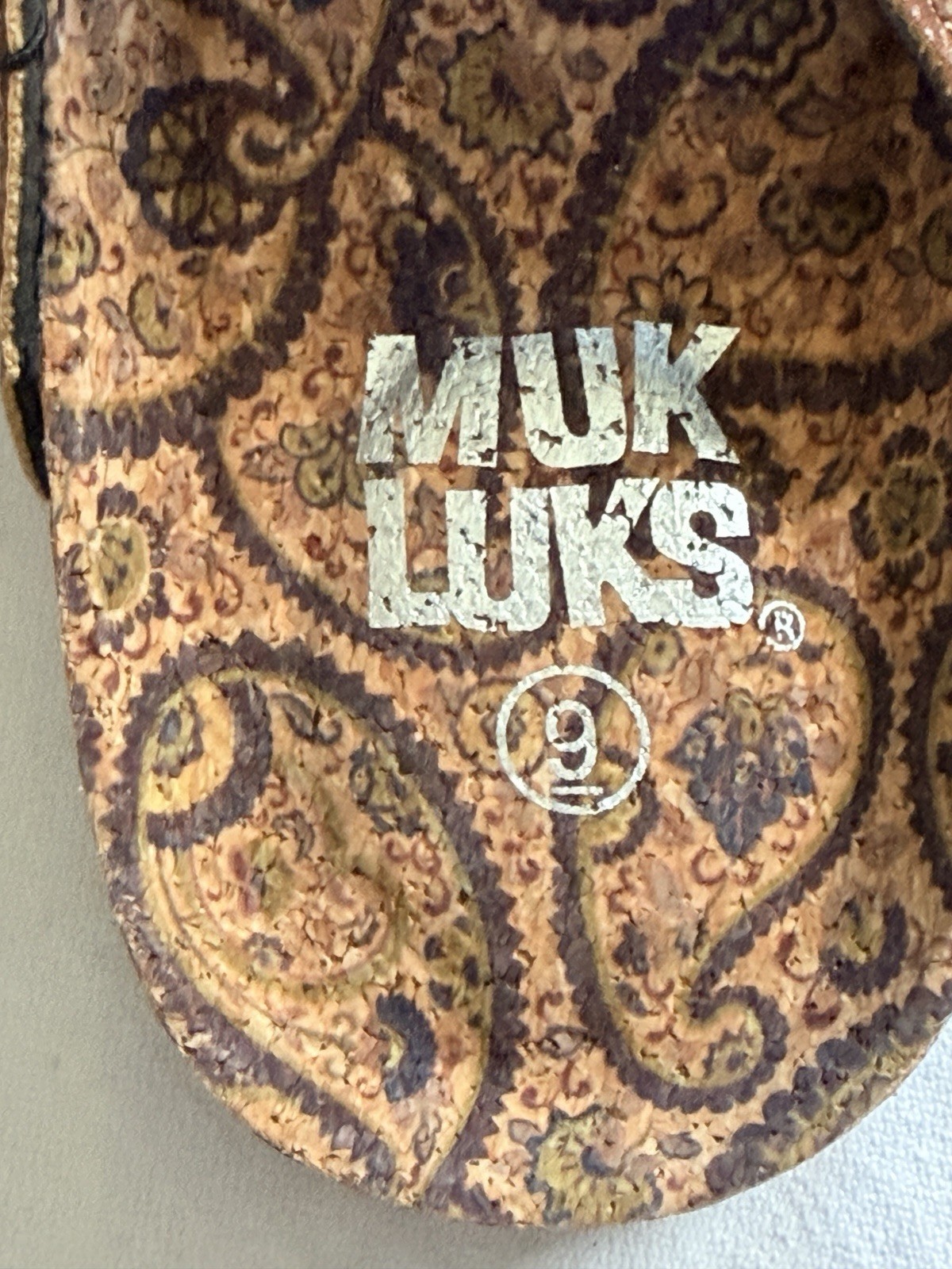 The Original Muk Luks Marsha Thong Sandals Bronze Memory Foam Footbed Size 9 NEW