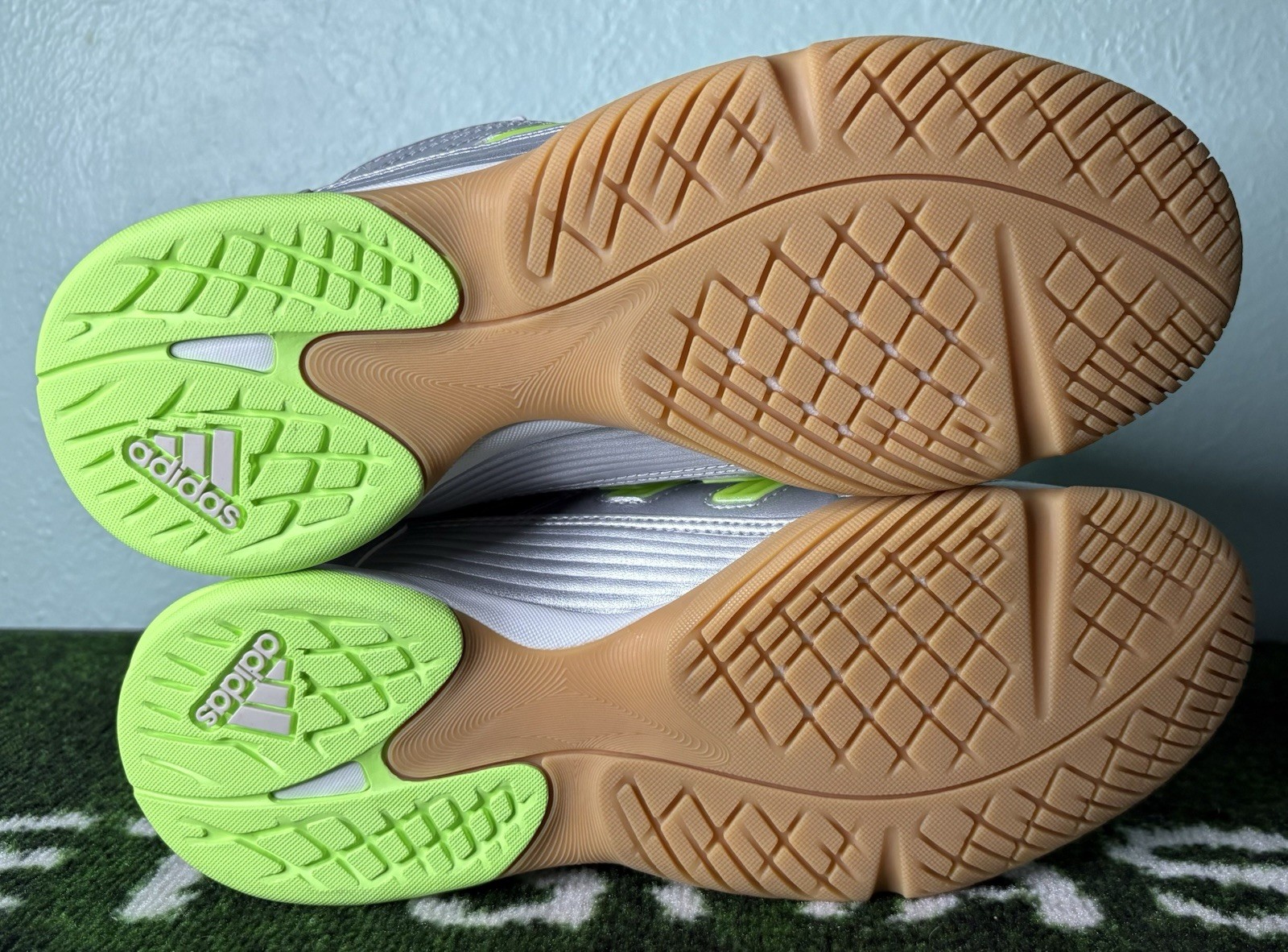 US Women’s 7/Men 6 – Adidas Predator Sala «Silver Metallic Signal Green» JR1636