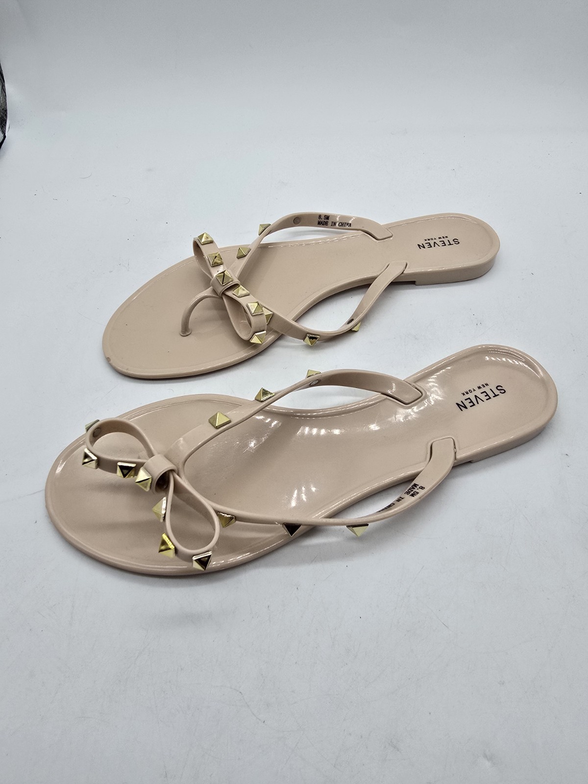 STEVEN New York Deevan Bow Beige w/Gold Studs Sandals Flip Flops Jelly Sz 8.5