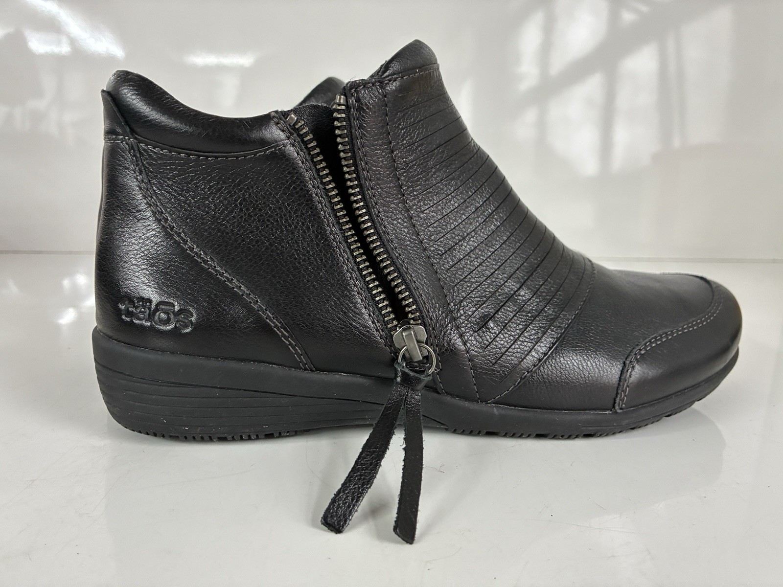 Taos Women’s Habit (HAB-13939) Leather Bootie Black Size 9 W Ankle Logo Zipper