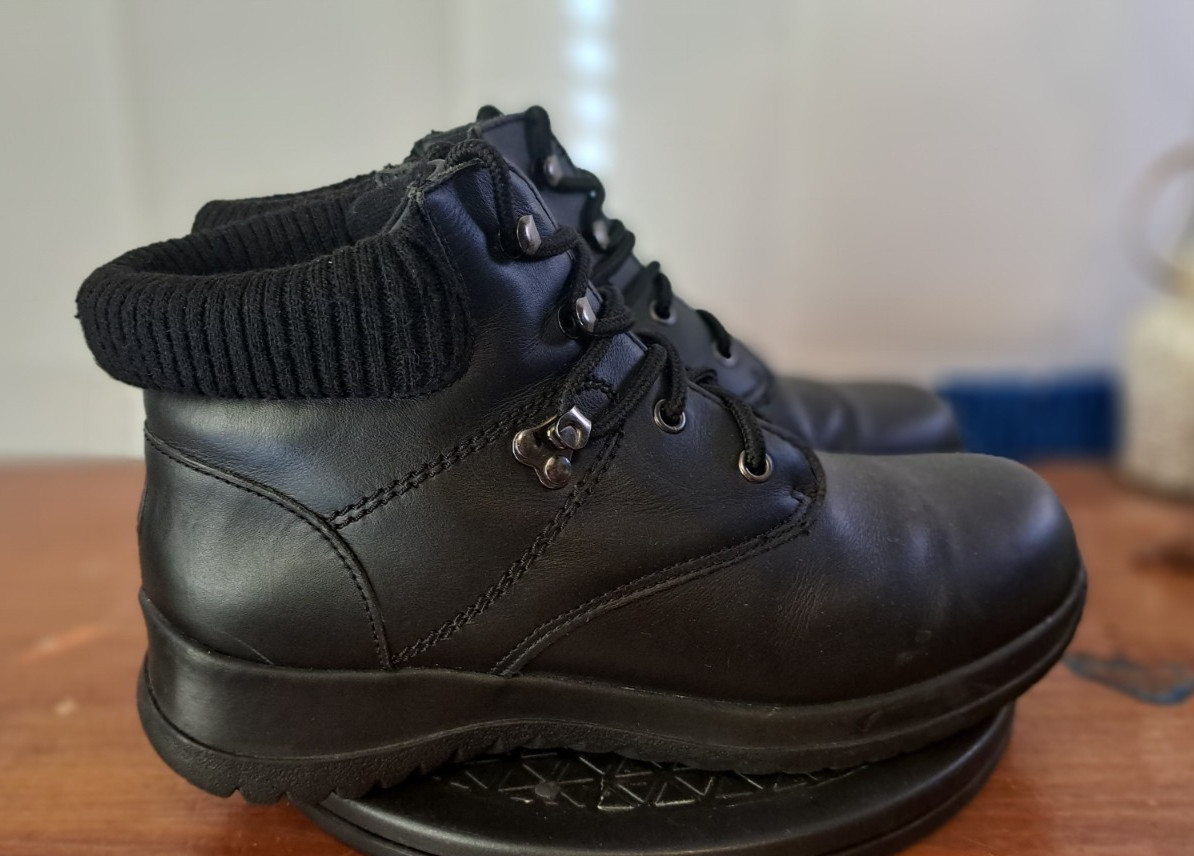 Wanderlust Boston Women’s Black 3 Season Lace-Up Boots 9.5