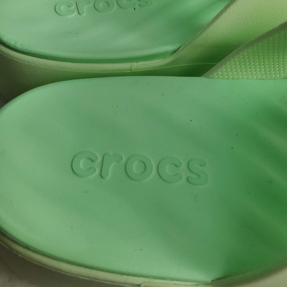 NEW – Crocs Getaway Platform Toe Loop Size 5