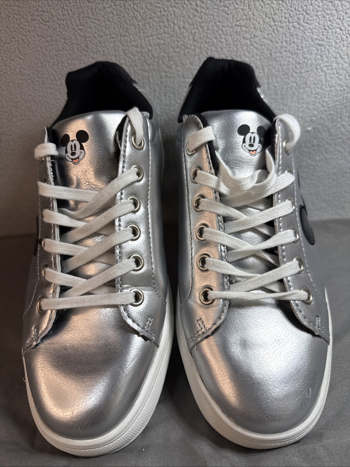 Disney Mickey Mouse Women’s SZ 10 Character Silver Sneakers Pre-owned
