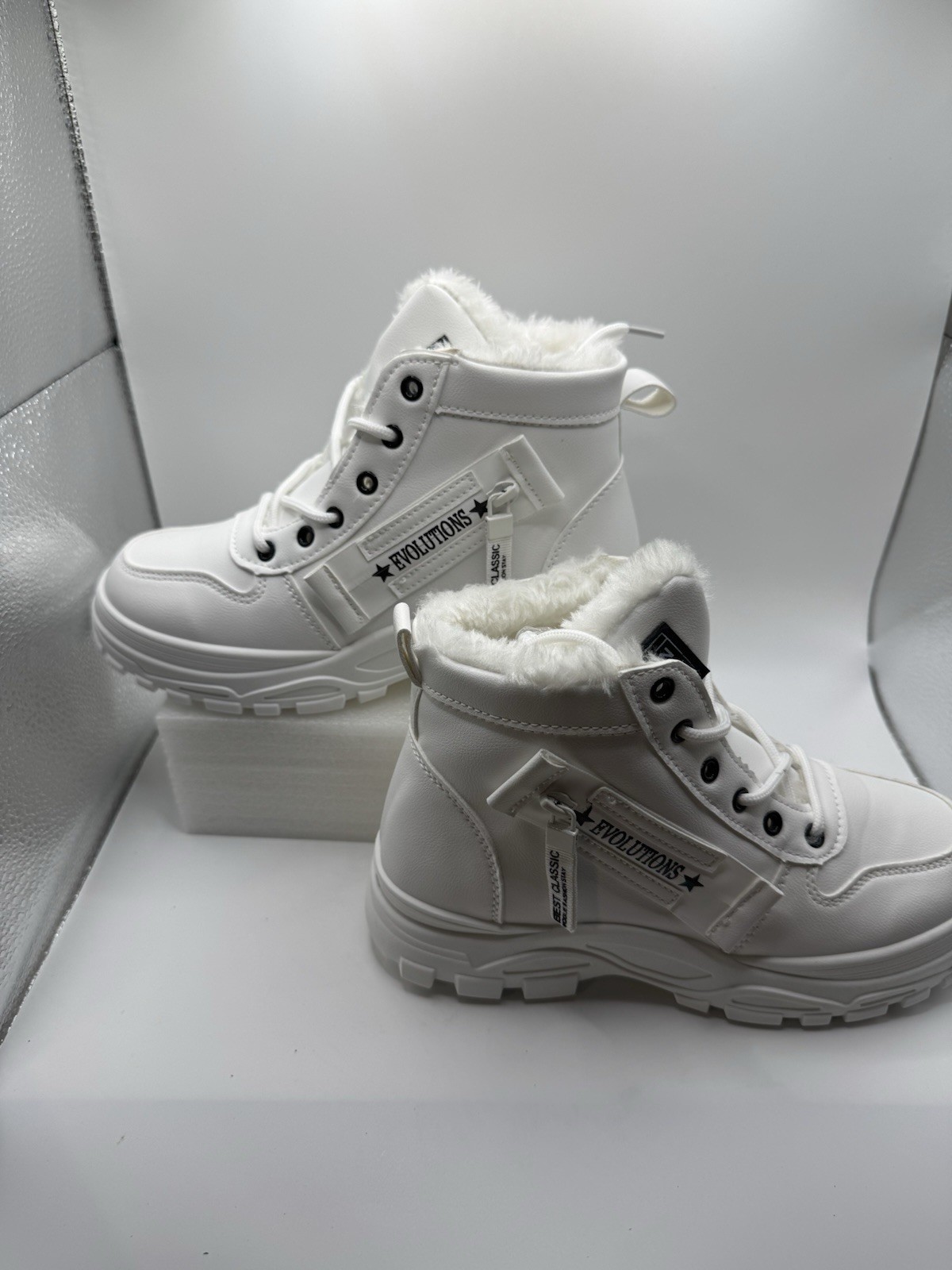 Pair Of White Evolutions Brand Winter Boots EU Size 38 (US Approx Size 7)