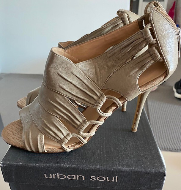 NIB Urban Soul Yorkshire Leather Sandals Size 40 EU US10