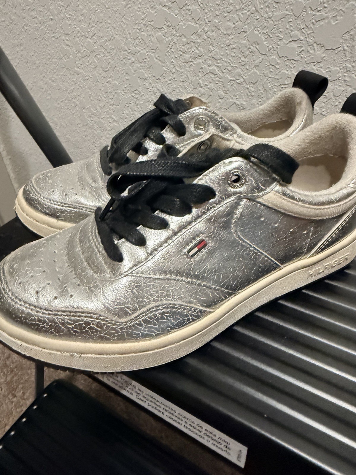 Tommy Hilfiger Men’s Silver/Black Low Top Lace-Up Sneakers Synthetic US 7