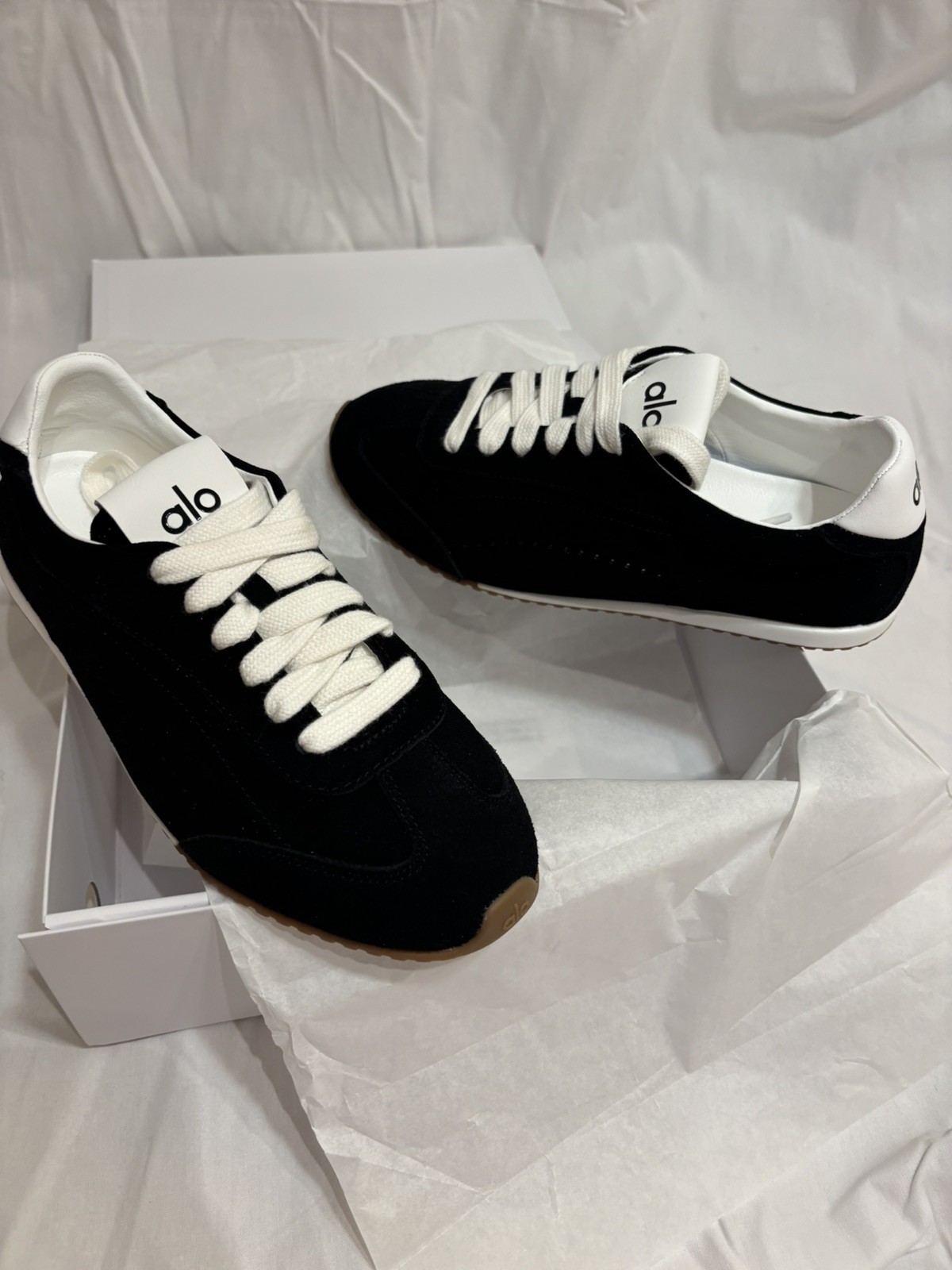 ALO Yoga Sunset Sneaker in Black/White US Size 7