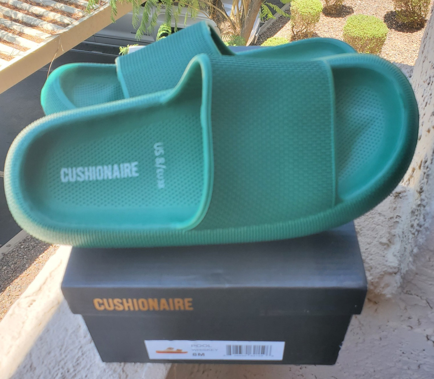 CUSHIONAIRE Feather Cloud Recovery Slide Sandals Green Women’s Size 8 NIB