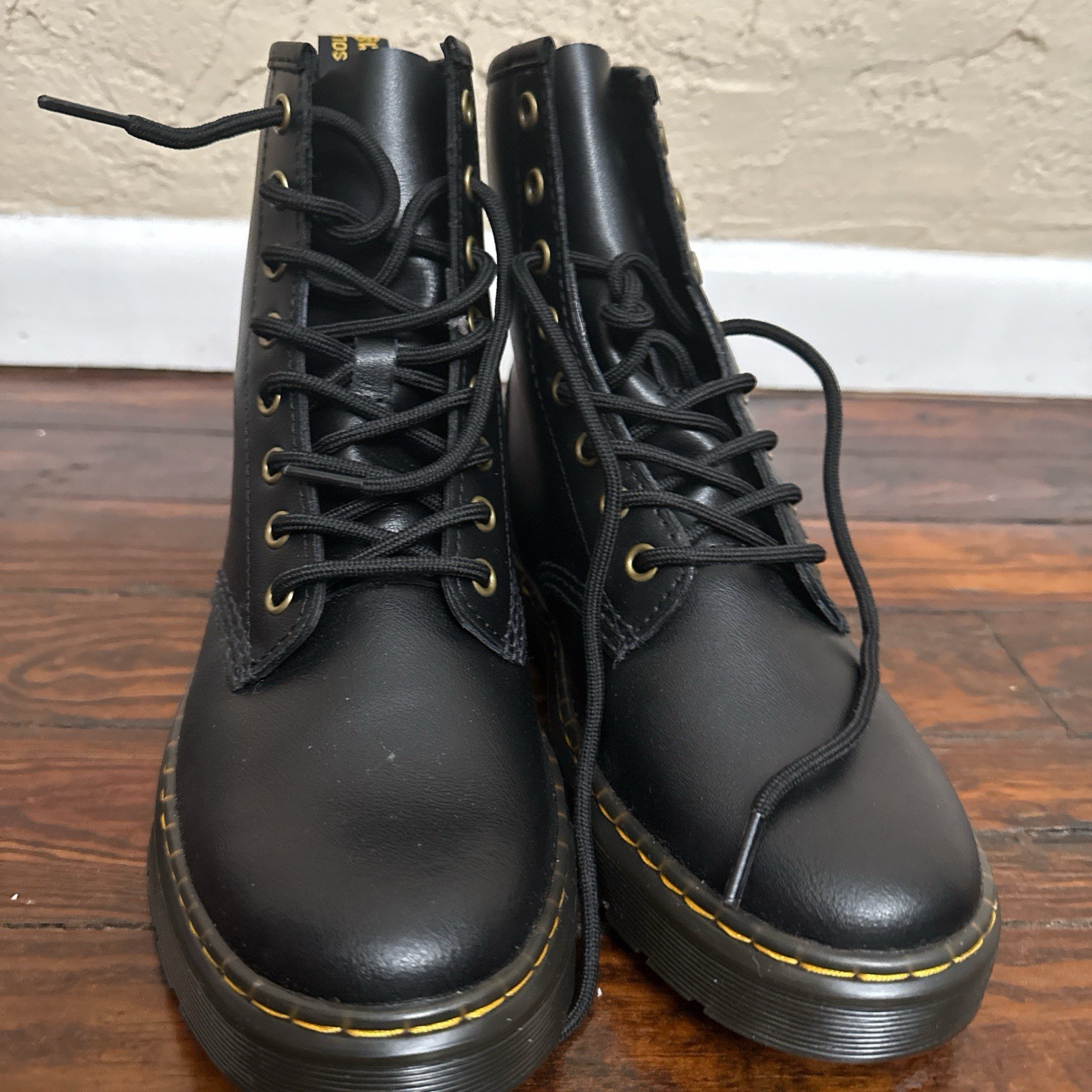 Dr. Martens 1460 Women’s Original Smooth Leather Lace Up Boots – Black