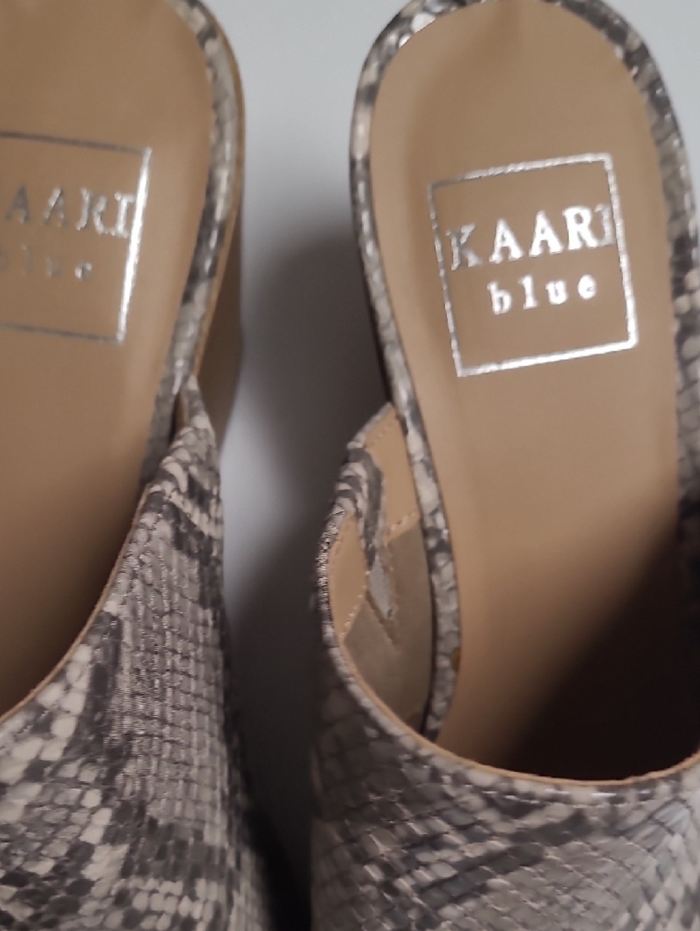 Kaari Blue Snake-Print Pointed Slip-On Mules in Beige and Gray – Size 7
