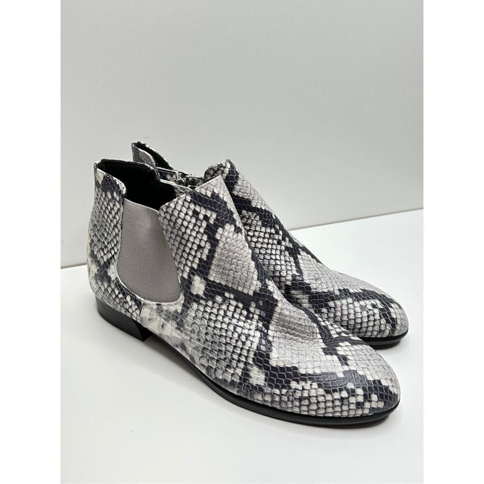 Munro Boots Cate Chelsea Women’s Size 8.5 Snake Print Side Zip Water Resistant