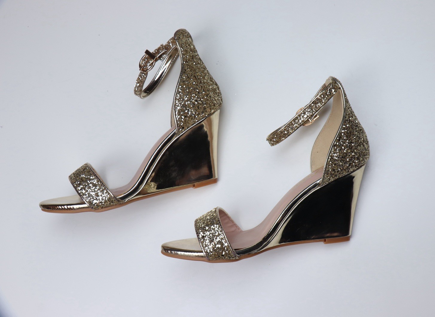 Forever Women Gold Glitter Open Toe Wedge 3.5” Heel Ankle Strap Buckle W6.5 NWOB
