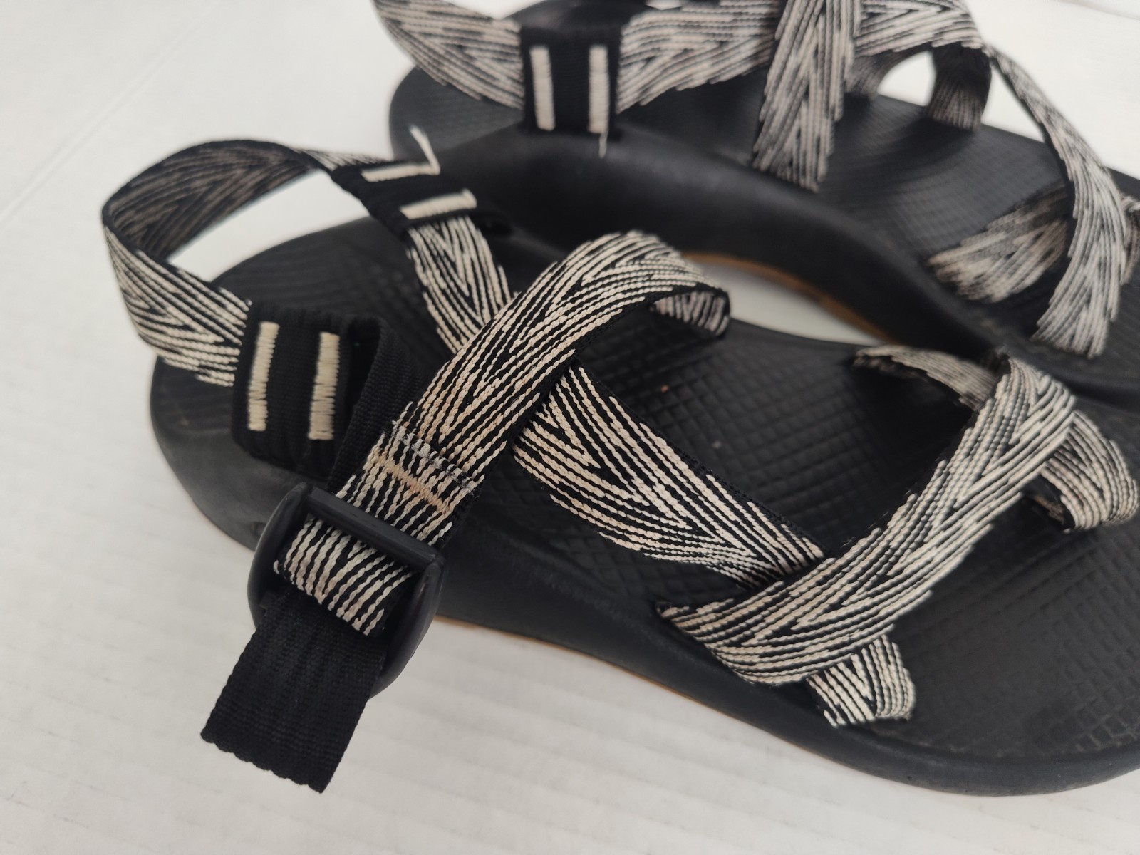 Chaco Z2 Classic Women’s Strappy Sports Hiking Sandals Black White Size 8 *Read*