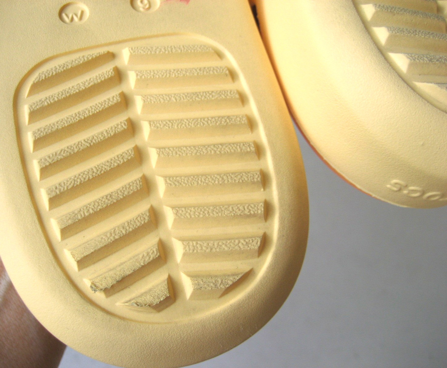 Crocs Getaway Strappy Sandals Womens Sz 9 Yellow MINT WORN 1-2 times
