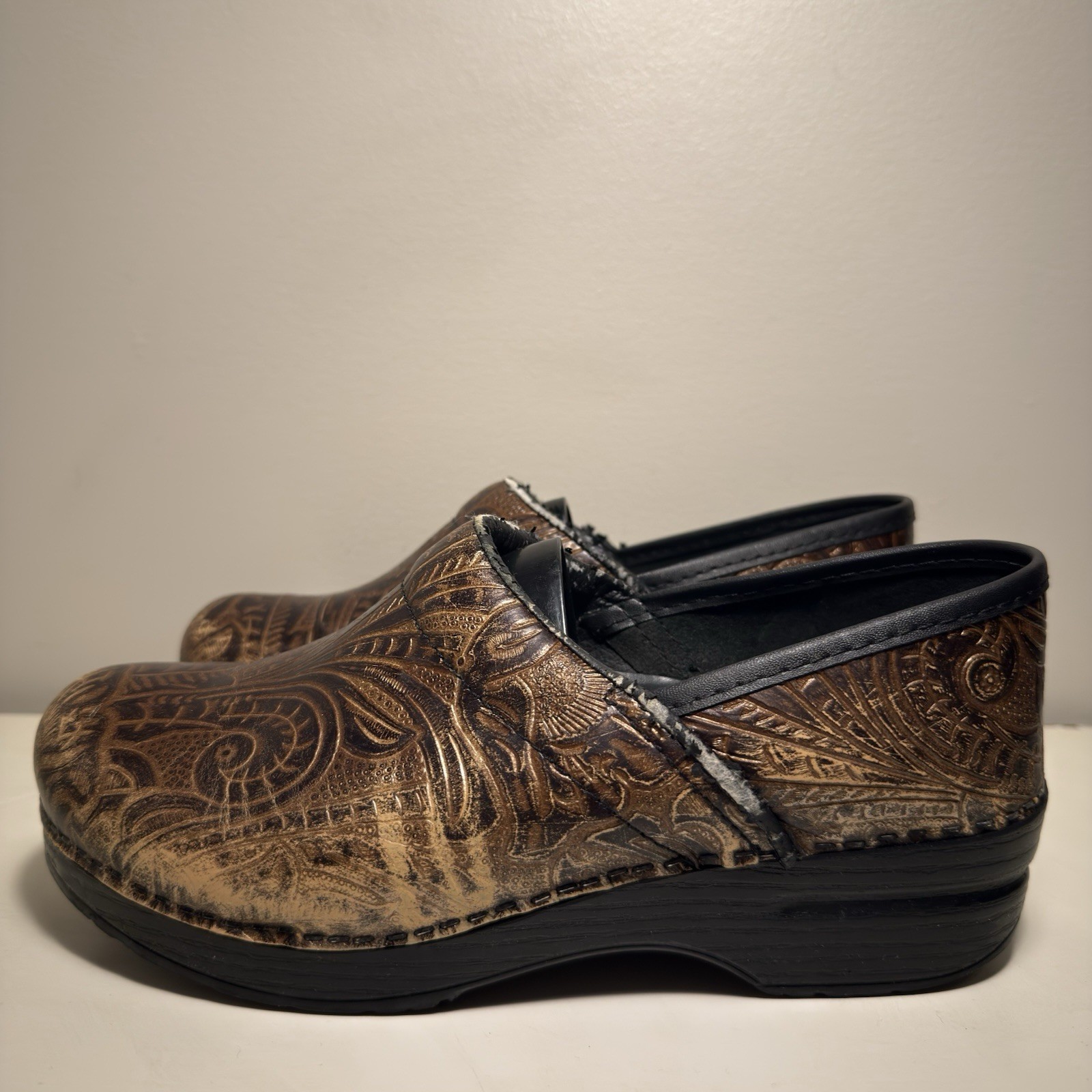 Dansko Brown Tooled Leather Clogs Womens 39 US 9 Comfort Workwear Nursing Shoe
