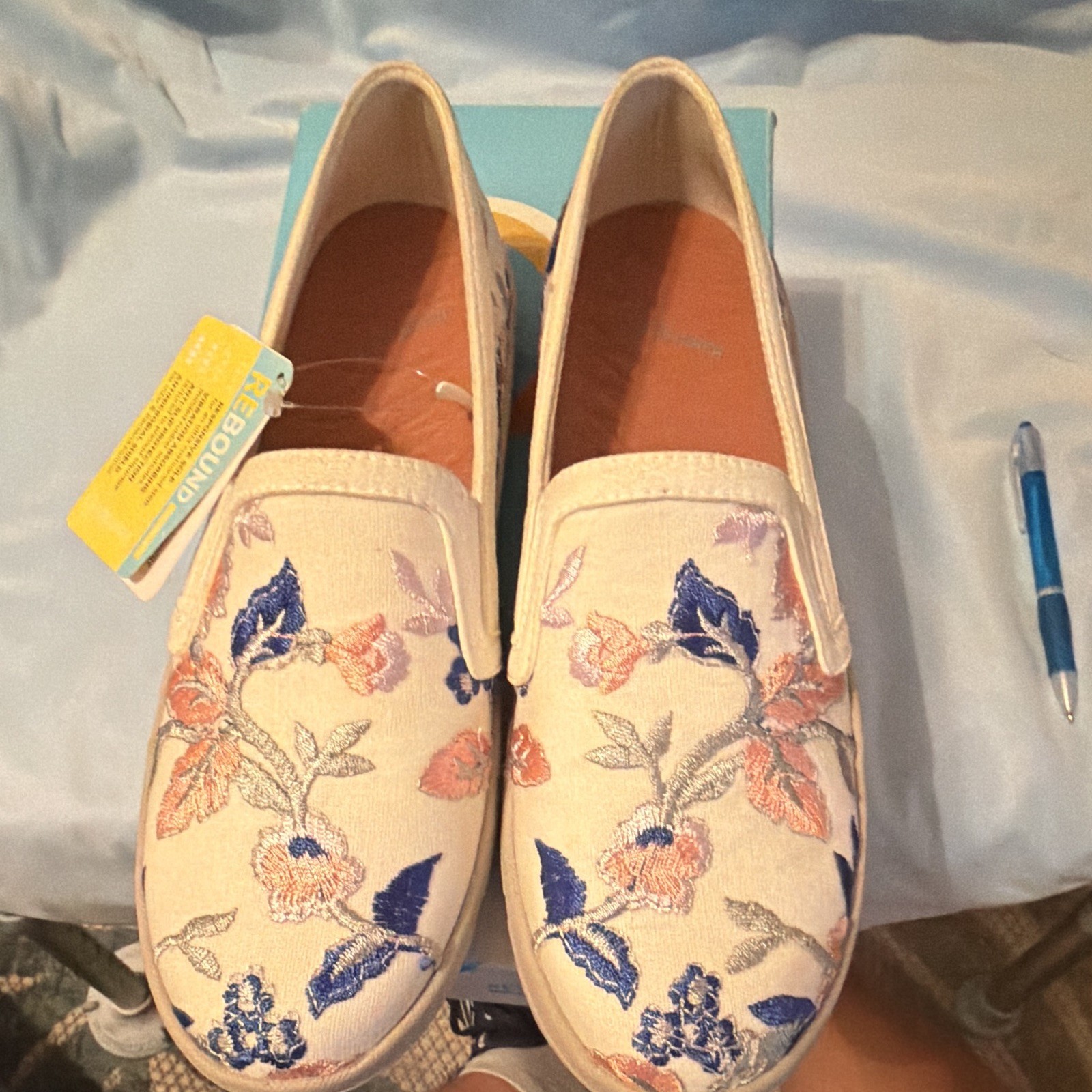 Baretraps Rebound Women’s Slip-On Flat Canvas Embroidered Floral White 9M