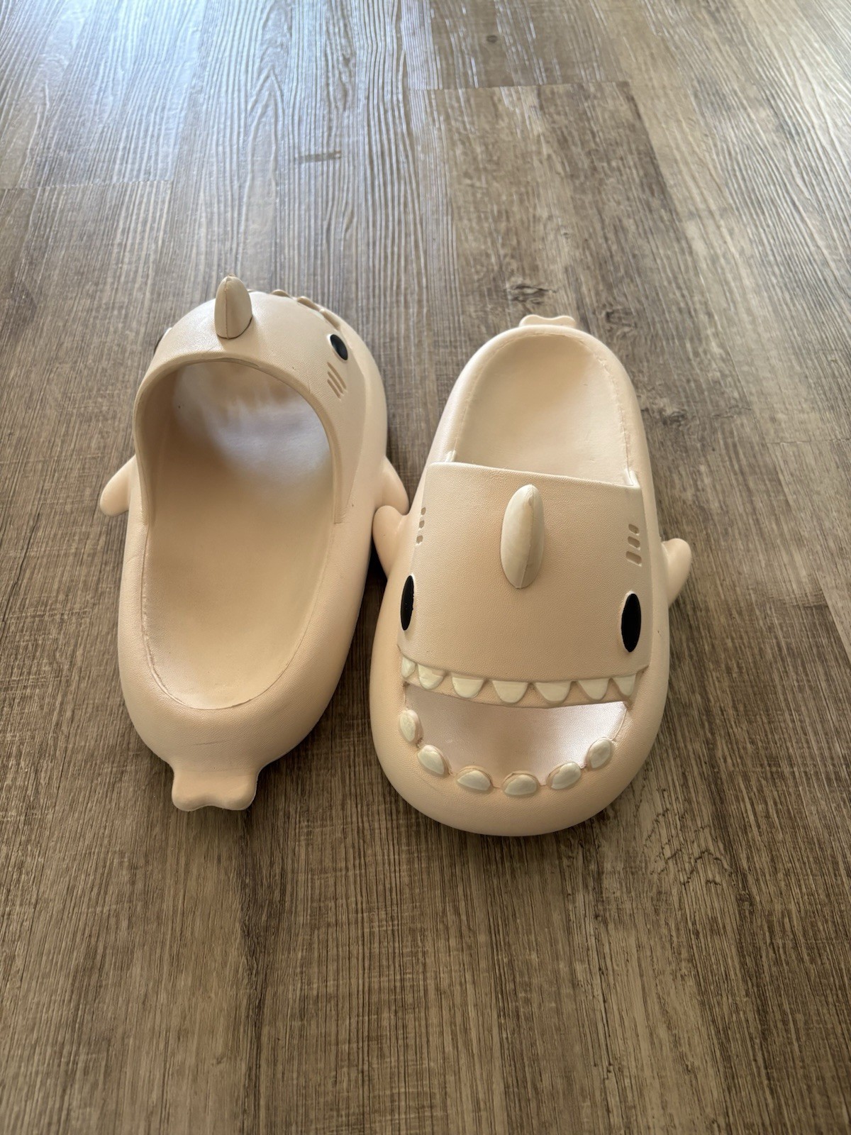Shark Slides Unisex Cloud Slippers/Beach sandals With Thick Sole Size 40-41 EU