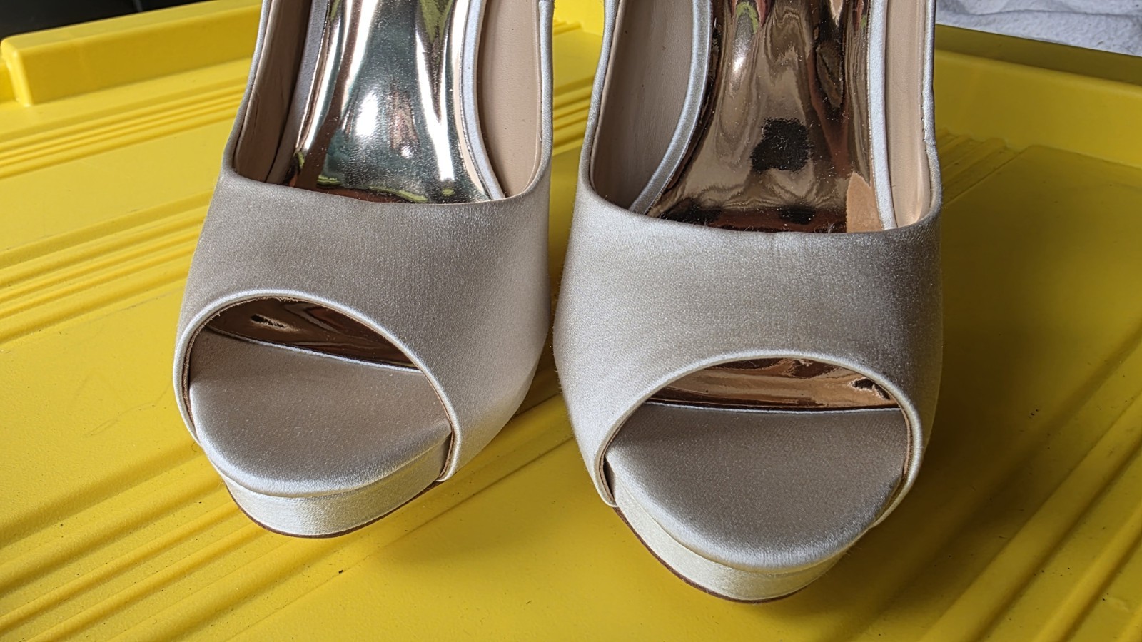 Badgley Mischka Kiara Champagne Satin Crystal Embellished Peep Toe Pumps Size 7M