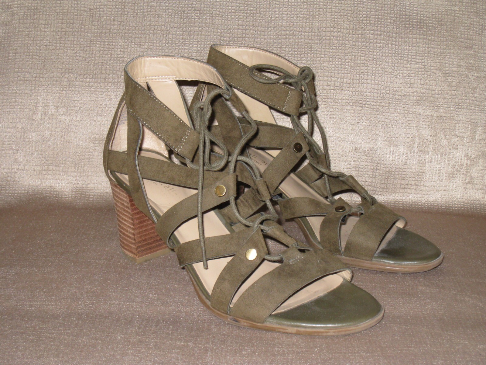 Naturalizer «London» Strappy Sandal. Olive Green. Sz 8.5M. 2.75 in. stacked heel