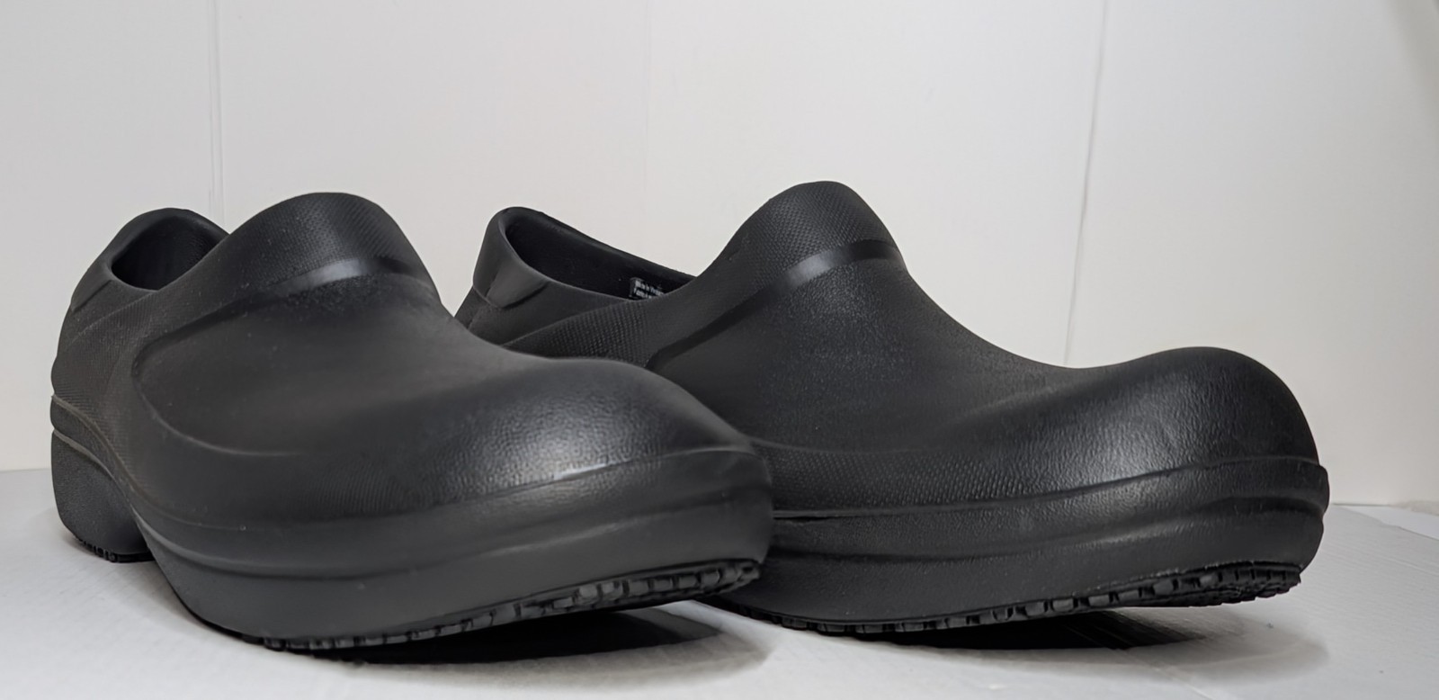 Crocs On-The-Clock Work Slip-Resistant Clogs / Slip-On Work Shoes Size 7