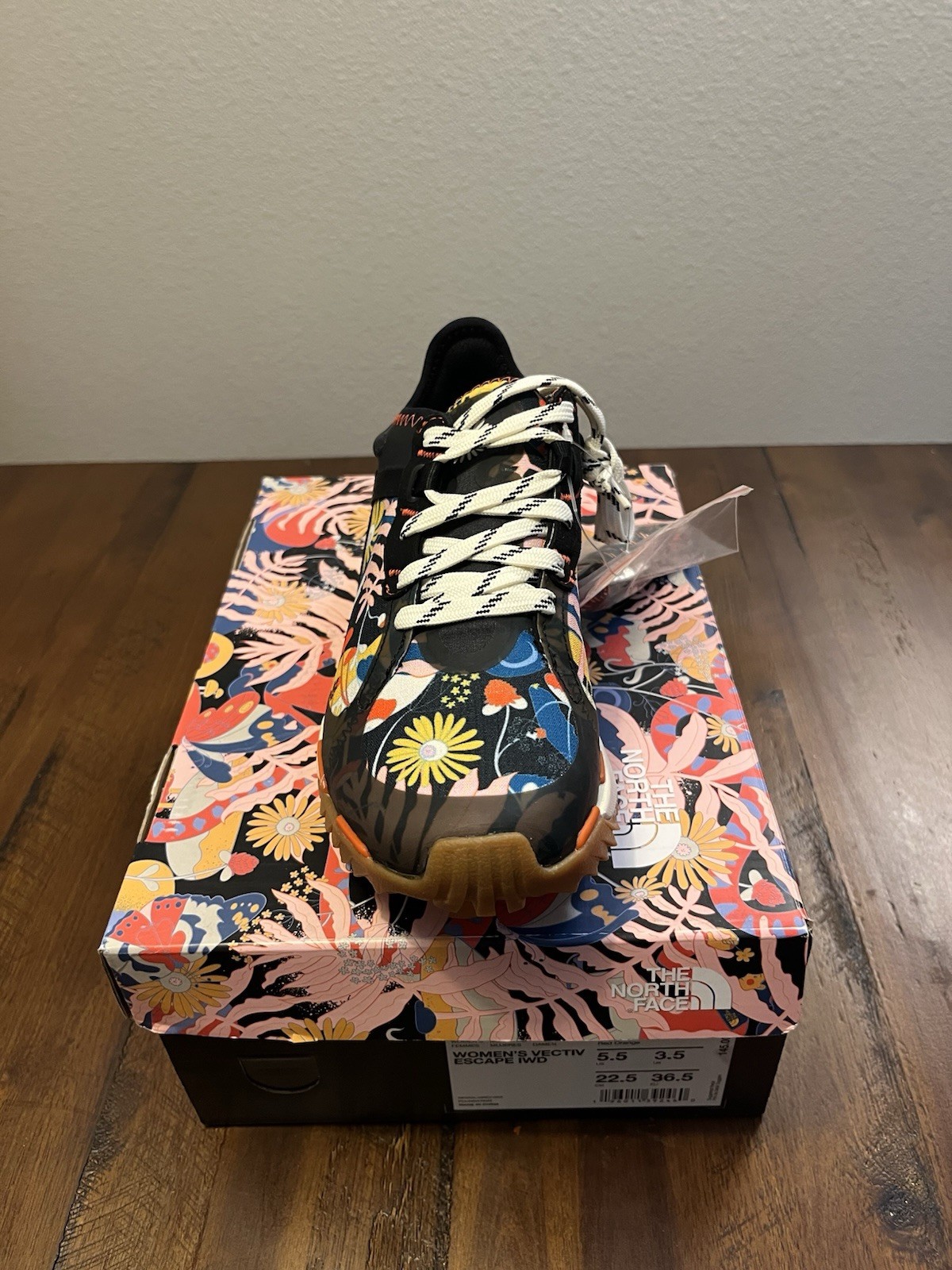 New with box North Face women’s vectiv escape IWD athletic shoe US 5.5, 22.5 cm