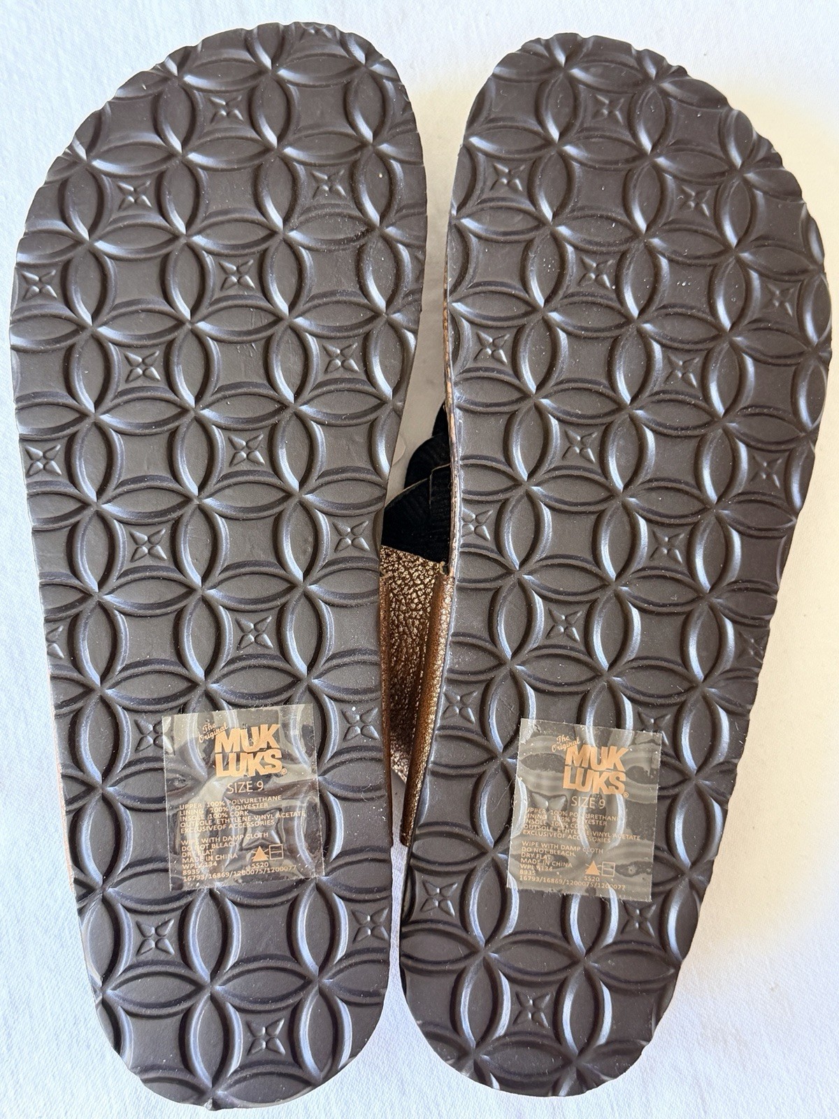 The Original Muk Luks Marsha Thong Sandals Bronze Memory Foam Footbed Size 9 NEW