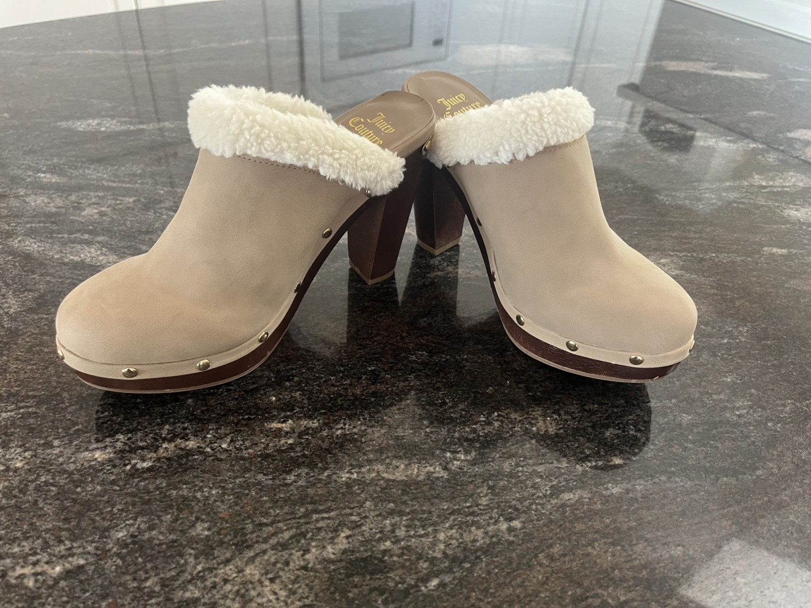 JUICY COUTURE Heeled Clogs Mules Tan Faux Fur Gold Studs Size 7 Y2K Womens