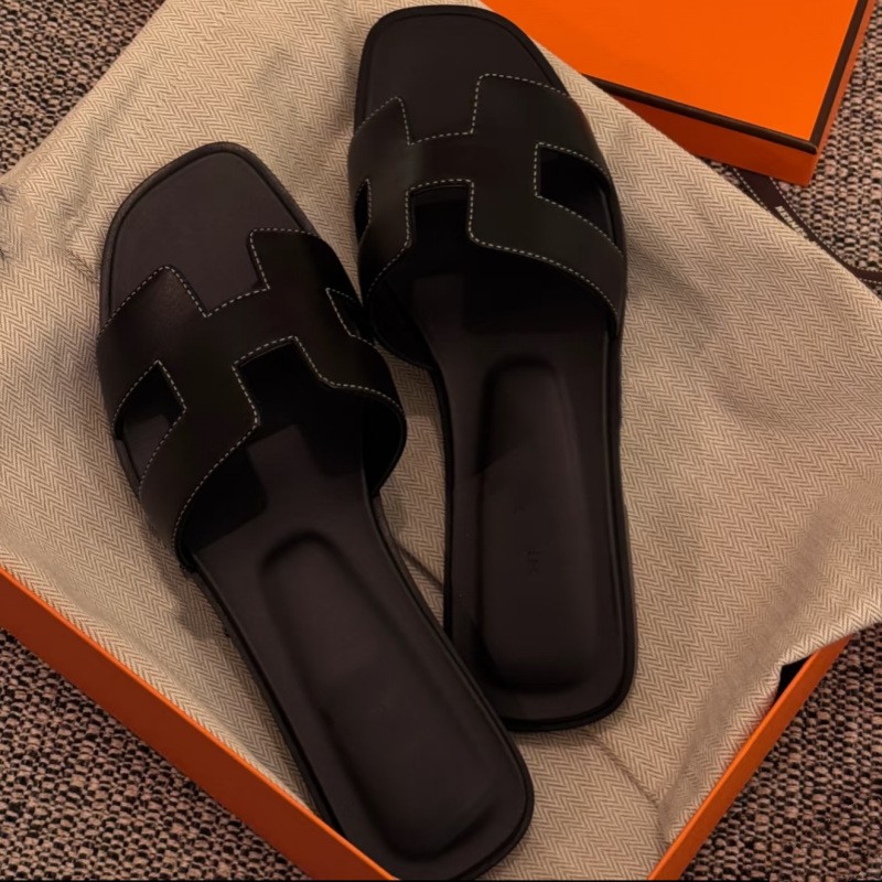 Flat bottomed beach sandals are fashionable casual lightweight and can be worn a