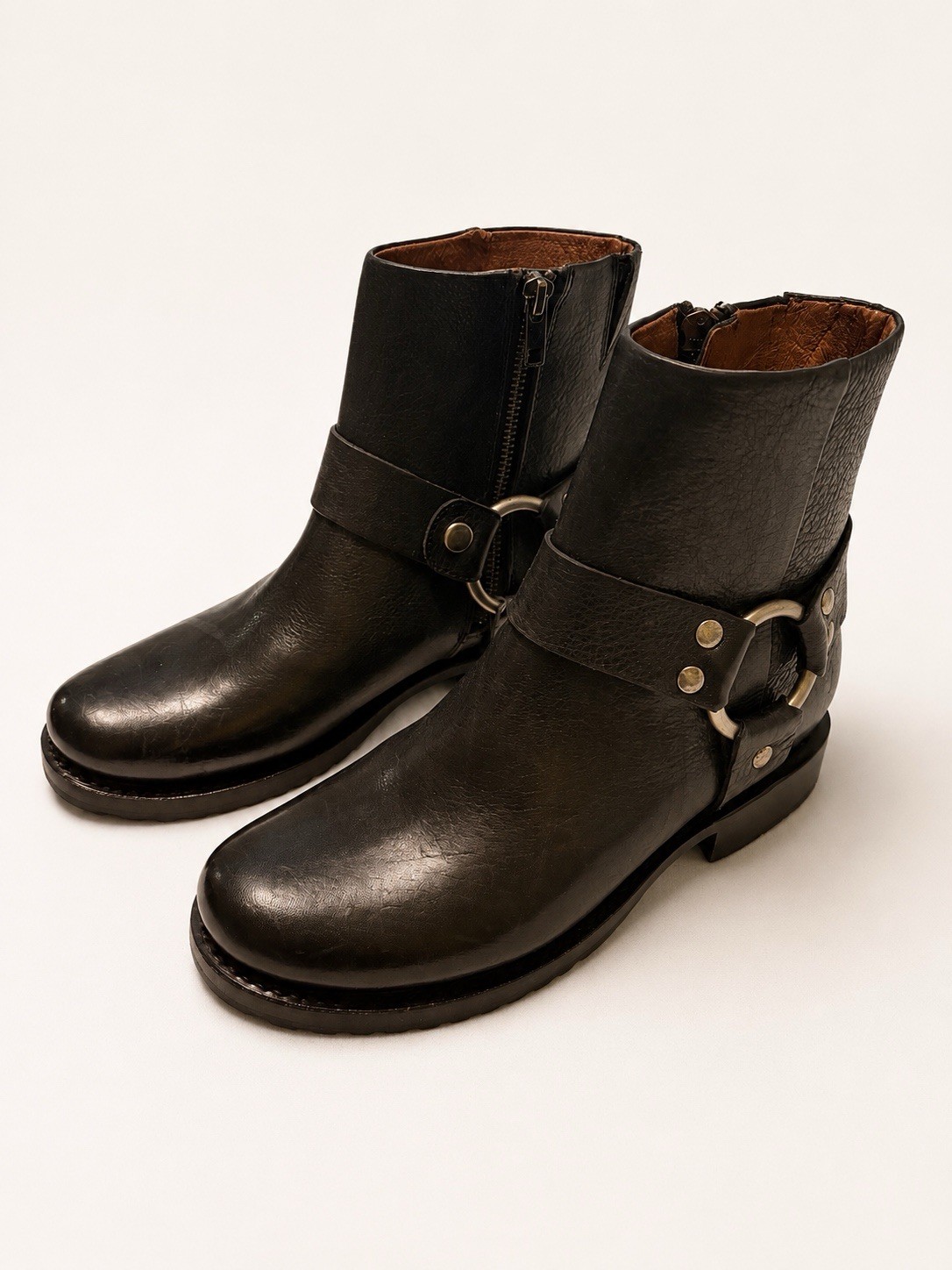 FRYE FR40081 Women’s Black Leather Ankle Bootie Side Zip Harness Ring 8.5B