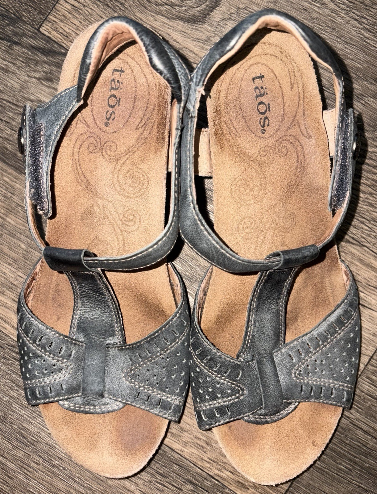 Womans Taos Perforated Blue Leather T Strap 2.5in Heel Sandals Size 38 US 7/7.5