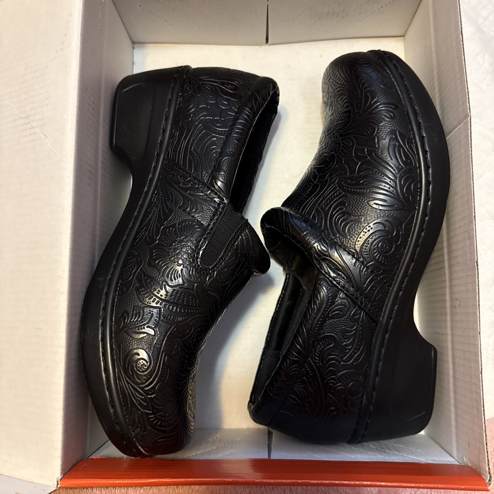 YUU Womens Clogs Black 7.5W Shoes Bethanee Slip On Embossed Comfort *NIB*
