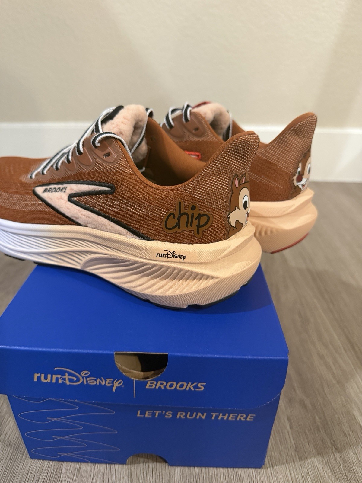 Size 7.5W – Chip N Dale Ghost 17 Brooks Run Disney Women’s LIMITED EDITION New