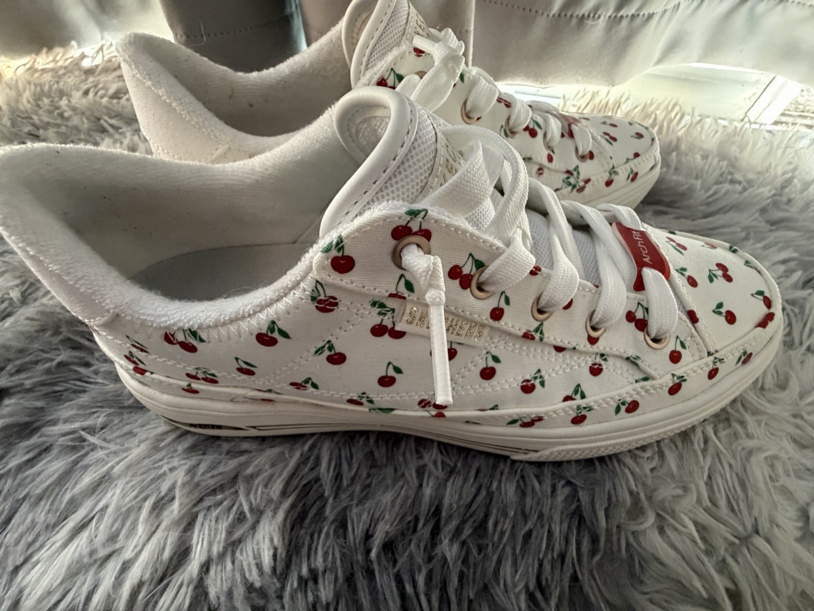 NEW SKECHERS WOMEN’S 7.5 ARCH FIT CASUAL CHERRY SHOES