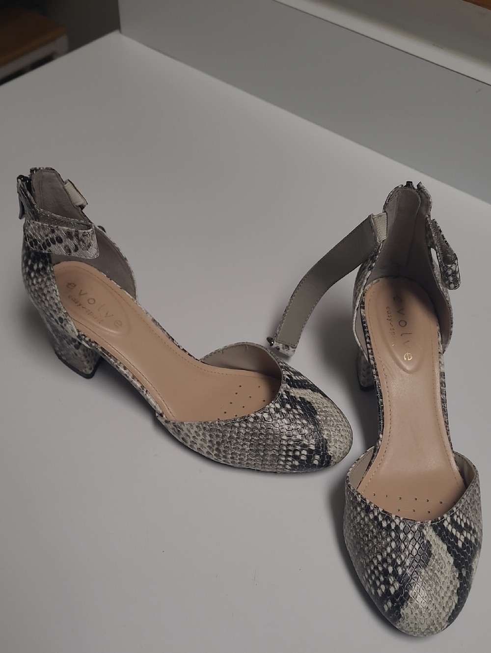 Evolve Easy Spirit Gray Snake-Print Ankle Strap Block Heel Shoes – Size 7W